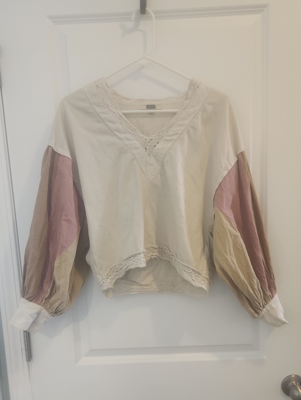 gimmicks by BKE Ivory Tunic with Pink and Tan Balloon Sleeves Boho Peasant